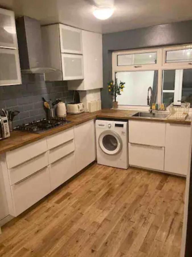 Modern 5 Bedroom Family House - 18 Mins To Station لندن المظهر الخارجي الصورة