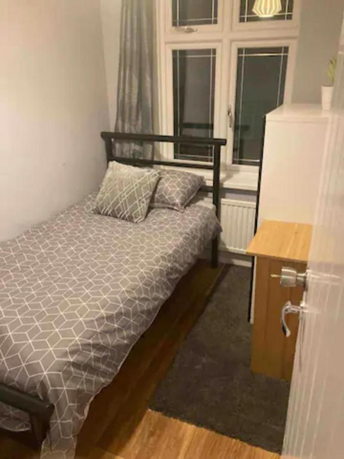 Modern 5 Bedroom Family House - 18 Mins To Station لندن المظهر الخارجي الصورة