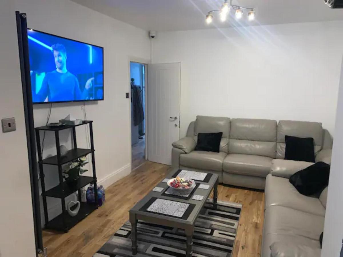 Modern 5 Bedroom Family House - 18 Mins To Station لندن المظهر الخارجي الصورة