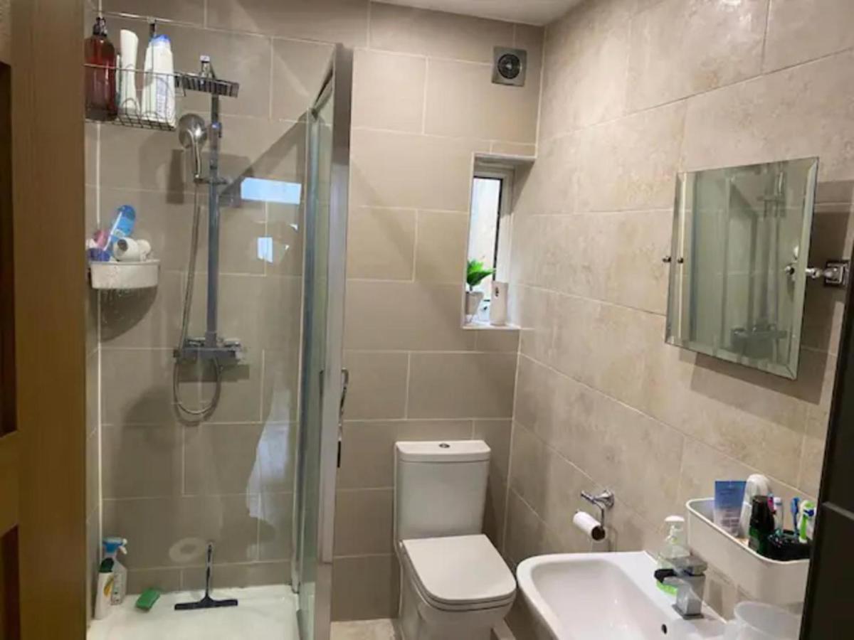 Modern 5 Bedroom Family House - 18 Mins To Station لندن المظهر الخارجي الصورة